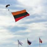 Didžiausia parašiutininko ore išskleista vėliava